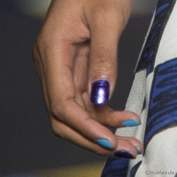 No verão 2015 de Ronaldo Fraga o azul apareceu intercalado com o roxo em uma nail art divertida